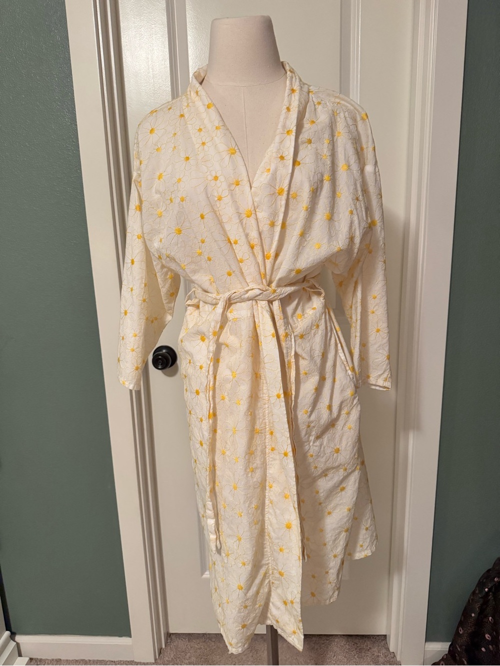 Women's Cream Robe with Yellow Daisy Print - DEADSTOCK